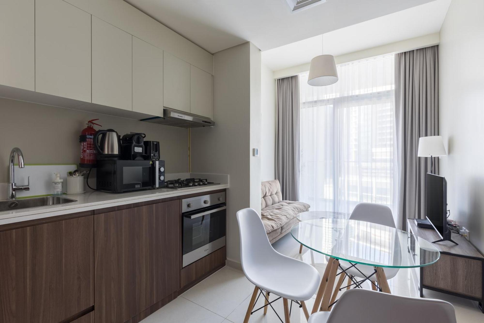 Prime Location Business Baystylish,cozy 1-bd